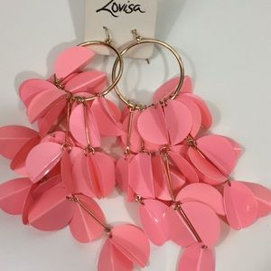 Dangling earrings in pink